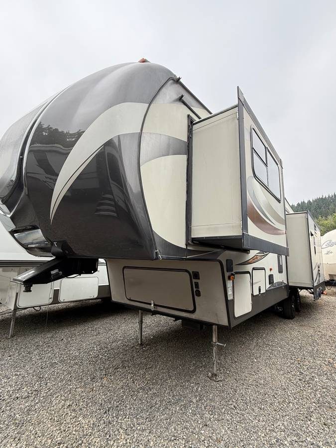 2016 Keystone Sprinter with 3 Slides Very Spacious Living Model 297WRLS featured photo