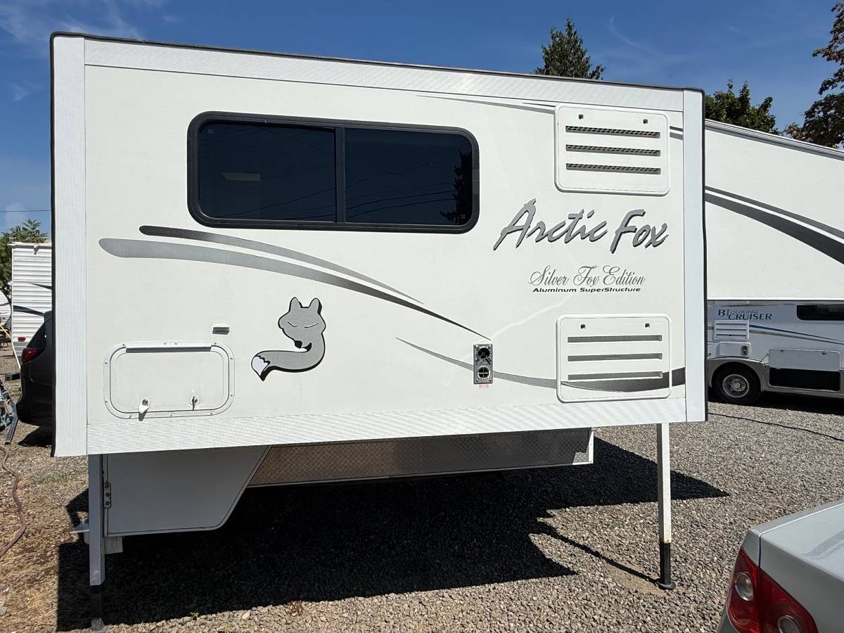 2005 Arctic Fox 990 Aluminum featured photo