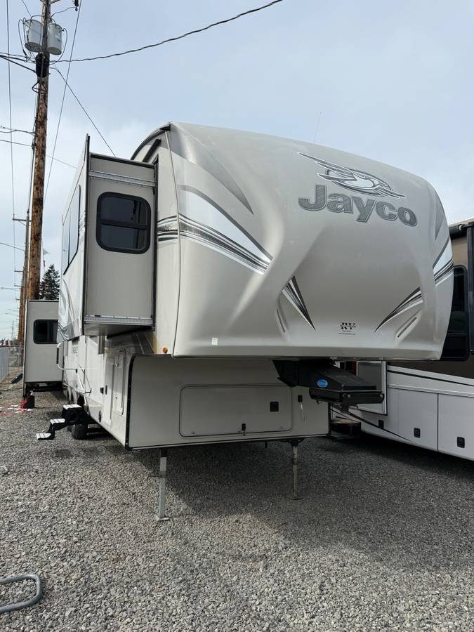 2017 Jayco Eagle 39’ F/W w/ 4 Slides * Front Living Room*